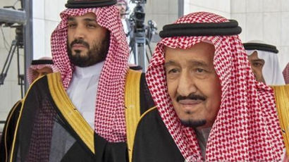 "美사악" 사우디 장교 총격···당황한 국왕, 트럼프에 전화 걸었다