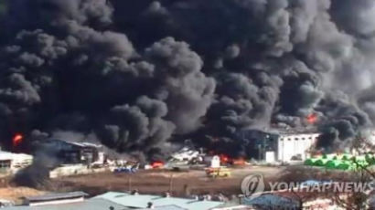 검게 뒤덮인 하늘···칠곡 팔레트 제조공장 큰 불길은 잡았다 