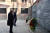 앙겔라 메르켈 독일 총리가 6일(현지시각) 나치 독일이 2차 세계대전 당시 폴란드에 세웠던 아우슈비츠 강제수용소의 &#39;죽음의 벽&#39; 앞에서 헌화한 뒤 묵념하고 있다. 뒤로 마테우시 모라비에츠키 폴란드 총리가 함께 묵념을 하고 있다. [AFP=연합뉴스]