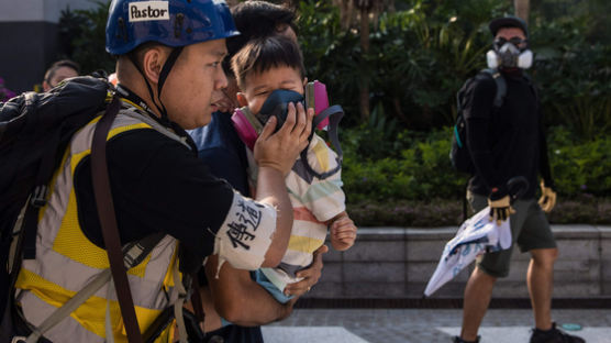 새 떼죽음, 2개월 아이도 피해···홍콩 '다이옥신 최루탄' 공포