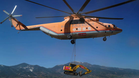 [서소문사진관]산골마을 도로공사에 세계서 가장 큰 헬기 동원한 중국