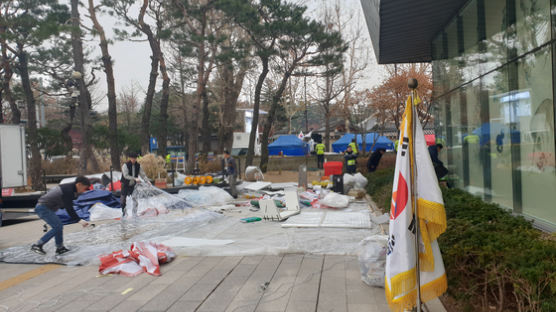 한국당, 청와대 사랑채 앞 ‘몽골 텐트’ 14일만에 자진철거