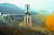 북한이 2017년 3월 18일 서해위성발사장 엔진 시험장에서 신형 고출력 로켓의 분사 시험 모습. 엔진 시험대 콘크리트 구조물 앞쪽으로 노란 모래바람이 발생하고 있다.[노동신문]