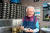 33년째 무료급식소에서 봉사해 온 정희일(95) 할머니가 급식소 주방에서 웃음짓고 있다. [사진 LG복지재단]