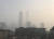 10일 오전 중국 베이징에 스모그가 발생했다.   이날 베이징 전역은 공기질량지수(AQI) 200 이상을 기록했으며, 안개 주의보가 발효돼 가시거리 500m를 기록했다. [연합뉴스]