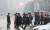 초미세먼지 농도가 나쁨 수준을 보인 10일 오전 서울 광화문네거리에서 마스크를 쓴 시민이 횡단보도를 건너고 있다. [뉴스1]