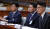 2017년 9월 13일 당시 김명수 대법원장 후보자 국회 인사청문회에 참석했던 여운국 변호사(가운데)의 모습. 박종근 기자