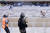 브라질 경찰들이 8일(현지시간) 크루제이루와 파우메이라스의 축구 경기 도중 일부 크루제이루 팬들이 난동을 부리자 체루탄을 발사하고 있다. [AFP=연합뉴스]