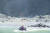 뉴질랜드 북섬 앞 화이트 아일랜드에 있는 와카아리 화산이 9일(현지시간) 폭발해 분화구 인근에 있던 관광객들이 실종되거나 부상을 입은 것으로 추정되고 있다. 구조대가 관광객들을 보트에 태워 섬에서 나오고 있다. [사진 트위터]