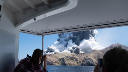 뉴질랜드 화산 폭발, 화산재 뒤집어쓴 관광객들 극적 탈출