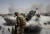 2011년 아프간 전투 현장에서 미군 병력이 견인포(howitzer artillery)를 쏘고 있다. [로이터=연합뉴스] 