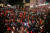10일 밤 베트남 시민들이 박항서 감독의 베트남축구팀이 결승전에서 승리하자 거리로 몰려나와 축하행진을 하고 있다.[로이터=연합뉴스] 