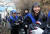 가수 홍진영(오른쪽)이 10일 서울 노원구 상계동 주거환경개선지구에서 열린 제12기 행복공감봉사단 4차 봉사활동에 참석해 사랑의 연탄 봉사를 하고 있다. [뉴스1]