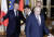 마크롱 프랑스 대통령이 두 정상을 자리에 안내하고 있다. [TASS=연합뉴스]