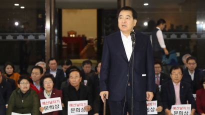 철야농성 한국당 “예산안 날치기 처리, 명백한 의회 쿠데타"