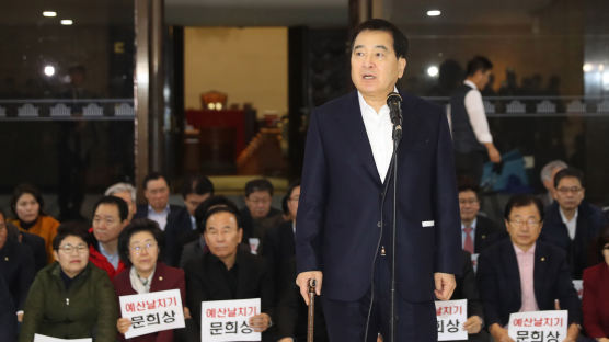 철야농성 한국당 “예산안 날치기 처리, 명백한 의회 쿠데타"