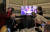 엘리제 궁전 프레스 센터에서 기자들이 4자 회담 중계 방송을 지켜보고 있다. [AP=연합뉴스]