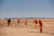제트 엔진을 장착한 영국의 블러드하운드(Bloodhound)의 시험 주행을 앞두고 지난 달 14일 남아프리카 공화국 칼라하리 사막에서 관계자들이 주행 도로를 점검하고 있다  [AFP=연합뉴스]
