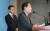 더불어민주당 3선 백재현 의원(오른쪽)과 5선 원혜영 의원이 11일 오후 서울 여의도 국회 정론관에서 내년 총선 불출마를 공식 선언하는 합동 기자회견을 하고 있다. [연합뉴스]