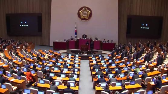 4+1 예산안 못막은 한국당···목발 짚은 심재철 "이럴 순 없다"