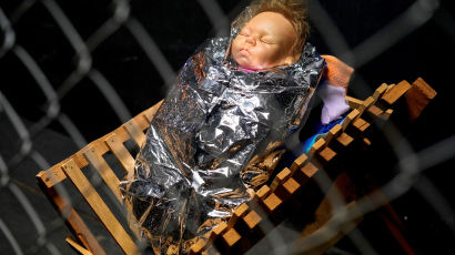[서소문사진관] 새장에 따로 갇힌 아기 예수 가족, 그들이 오늘 미국에 오면