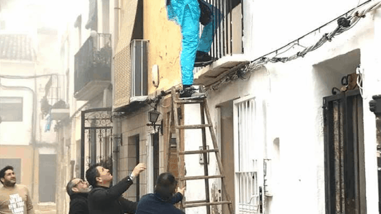 [서소문사진관]불길 뛰어들어 스페인 주민 구한 '슈퍼맨'은 세네갈 불법 이민자, 거주권 받을까