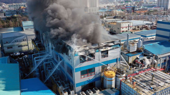 인천 화학물질 제조공장서 불…소방관 1명 등 6명 부상 