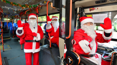 [한 컷] 버스 타고 오는 산타