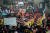  연금 개편 저지 총파업에 참가한 시민들이 10일(현지시간) 프랑스 낭트에서 깃발을 흔들며 시위를 벌이고 있다. [AFP=연합뉴스] 