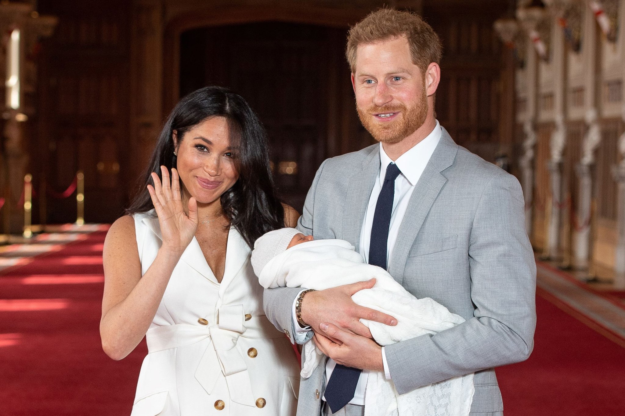 해리 왕자와 부인 메건 마클이 아기 아치를 대중에 공개하고 있다. [AFP=연합뉴스]