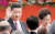 2017년 7월 1일 홍콩 반환 20주년 기녀식에 참석한 시진핑 주석(왼쪽)이 캐리 람 홍콩 행정장관(오른쪽)의 취임식에 참석하고 있다. [AP=연합뉴스]