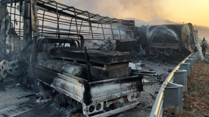 7명 목숨 앗은 ‘블랙아이스’…도로엔 불탄 차들이 뒤엉켰다