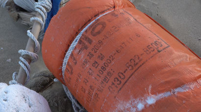 고추장통·농약통···일본 해안에 널브러진 '한글' 쓰레기들