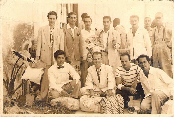  쿠바 동지들과 함께, 젊은 시절의 헤로니모 임(아래 맨 왼쪽). [사진 커넥트픽쳐스]