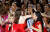 미스 자메이카 토니 안 싱이 14일(현지시간) 영국 런던의 엑셀 센터에서 열린 제69회 미스 월드 선발대회에서 2019 미스 월드로 선정된 뒤 다른 참가자들의 축하를 받고 있다. [로이터=연합뉴스]