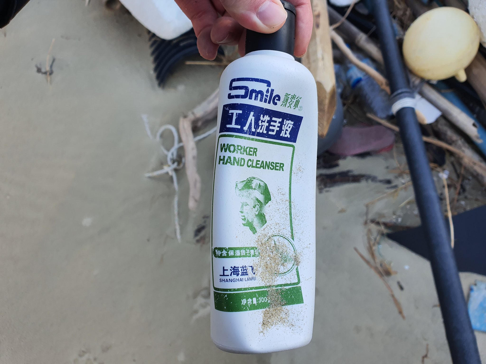 지난 5일 전남 신안군 내치해변에서 찾은 한자가 쓰여진 플라스틱 쓰레기. 중국에서 판매되고 있거나 &#39;SHANGHAI&#39;라는 글자가 쓰여 있는 쓰레기들이다. 프리랜서 장정필