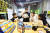 서울새활용플라자의 최병욱 선임이 소재은행에 전시된 새활용 제품 중 책·잡지로 만든 그릇을 들어 보이고 있다. 