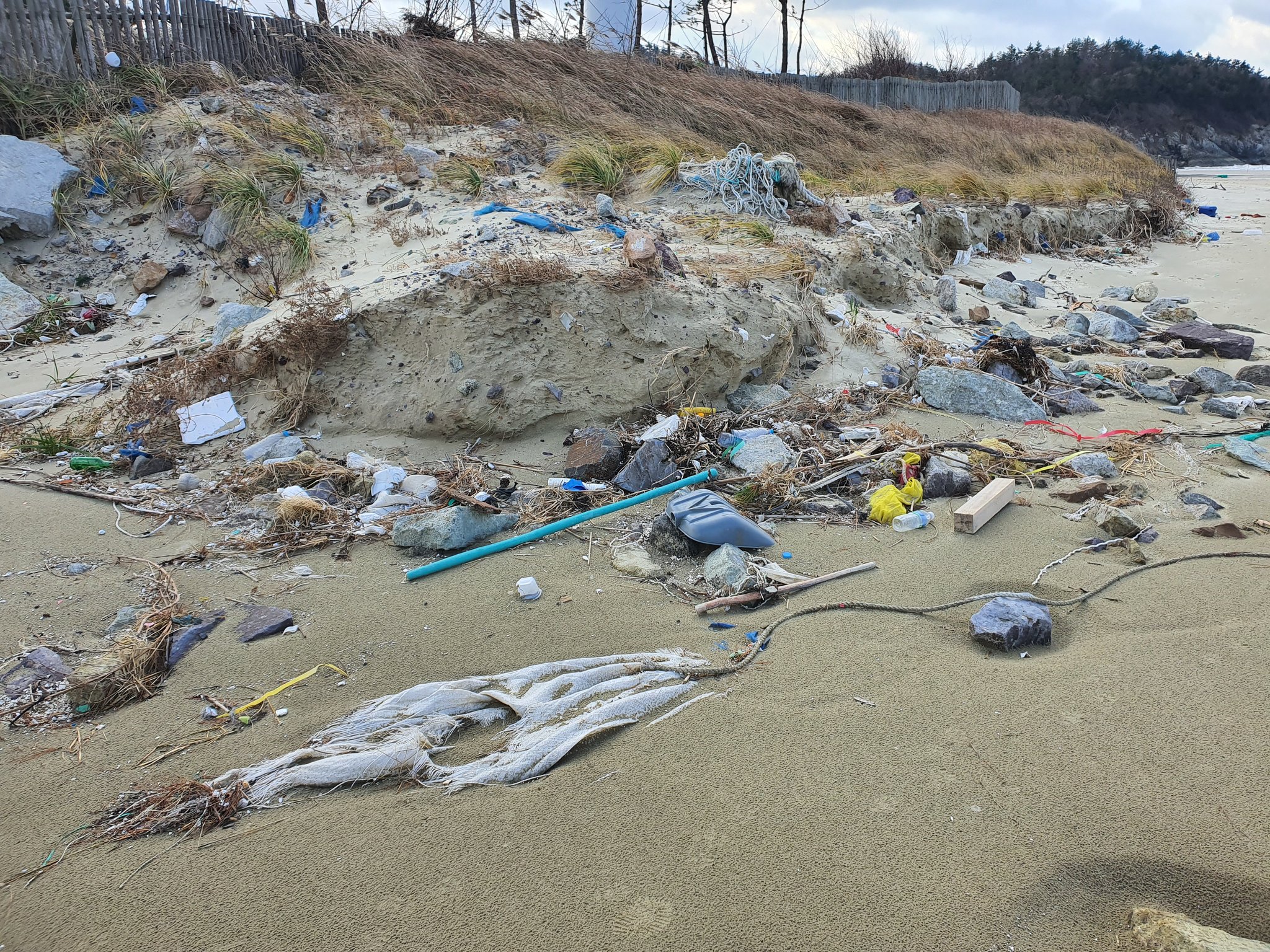 지난 5일 전남 신안군 자은면 내치해변에 해양 쓰레기들이 널려 있다. 일부는 오랜 시간이 흐른 듯 땅 속에 파묻혀 있다. 프리랜서 장정필