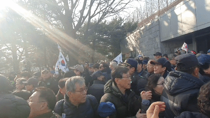 국회 뚫은 한국당 지지자들···경찰 "집시법 위반, 엄정 처벌"