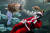 그리스 크레타섬 이라클리온의 한 수족관. 바다 거북이 산타 복장을 한 조련사를 따라가고 있다. [AFP=연합뉴스]