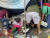지진으로 인해 무너져내린 노점 구조물에 깔린 상인을 필리핀 시민들이 힘을 합쳐 구조하고 있다. [AP=연합뉴스]