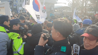 국회 정문 뚫렸다···"문희상 잡자" 한국당 지지자 무더기 난입