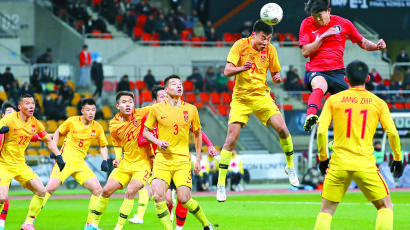김민재 헤딩 한 방에…공한증 되살아난 중국 ‘소림축구’