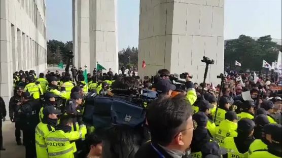 국회 정문 뚫렸다···"문희상 잡자" 한국당 지지자 무더기 난입