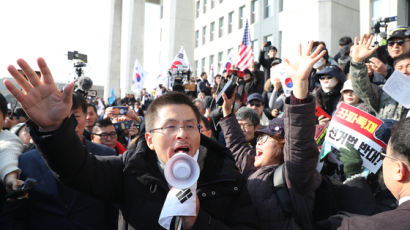 황교안, 국회 앞 패트 규탄집회…한국당 지지자들 경찰과 충돌
