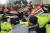 보수단체 소속 회원들이 16일 오전 국회 본관 난입을 시도해 경찰과 몸싸움을 벌이고 있다. 김경록 기자 