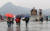 겨울비가 내린 지난 1일 오전 서울 광화문광장에서 어린이들이 우산을 쓰고 걷고 있다. [뉴스1]