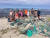 하와이 야생동물 기금(Hawaii Wildlife Fund) 회원 등이 카밀로 해변에서 정화활동을 벌이고 있다. 폐어망 등을 잔뜩 수거한 모습. [사진 HWF] 
