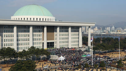 "문희상 잡자" 국회 난입한 보수단체…경찰 내사 착수