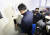 경찰이 지난 6일 송병기 울산시 경제부시장의 자택을 압수수색하기 위해 문을 열고 있다. [뉴스1]